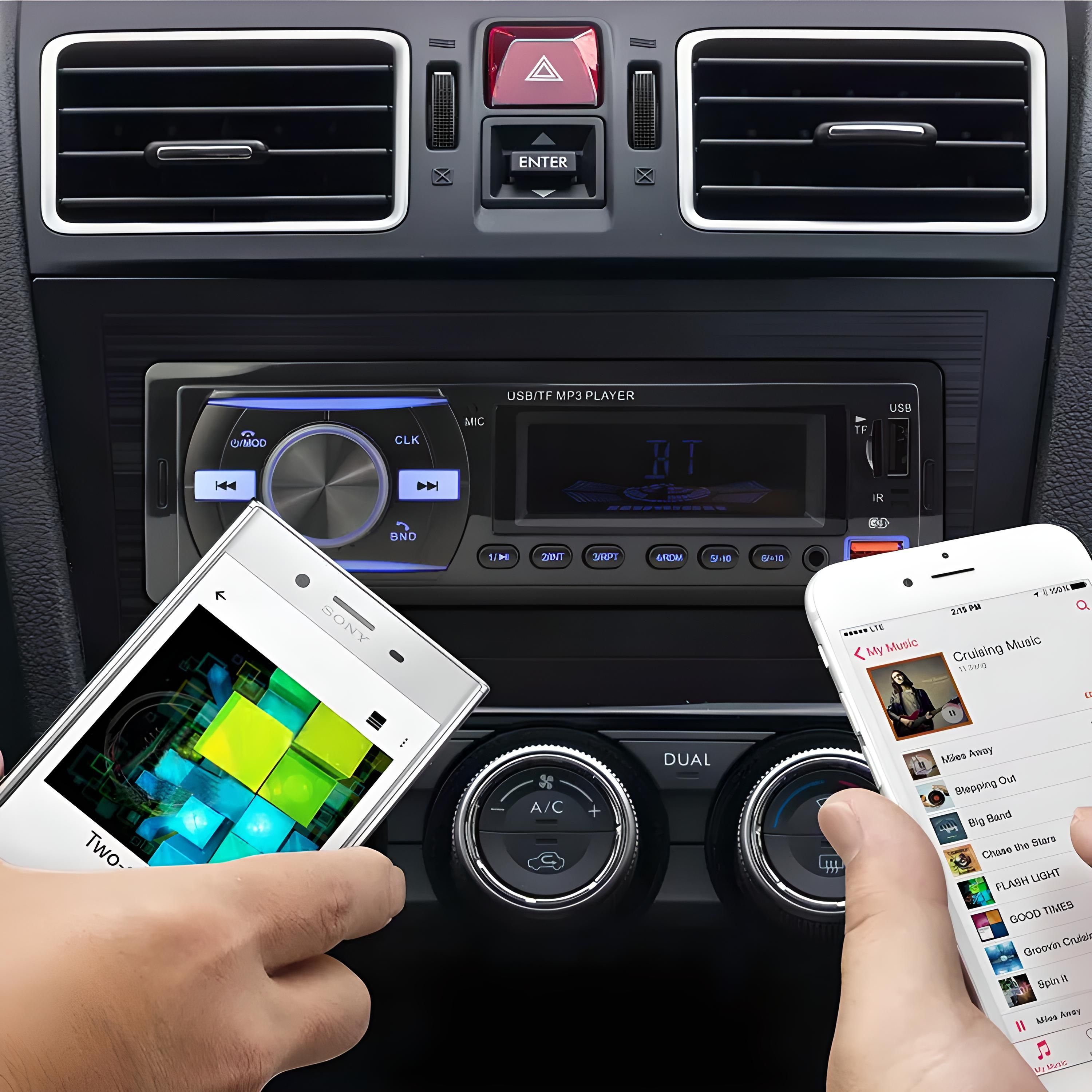 Autoradio zeigt Audio-Infos an. Zwei Hände halten Smartphones mit Musik-Playlists und Bedienelementen.