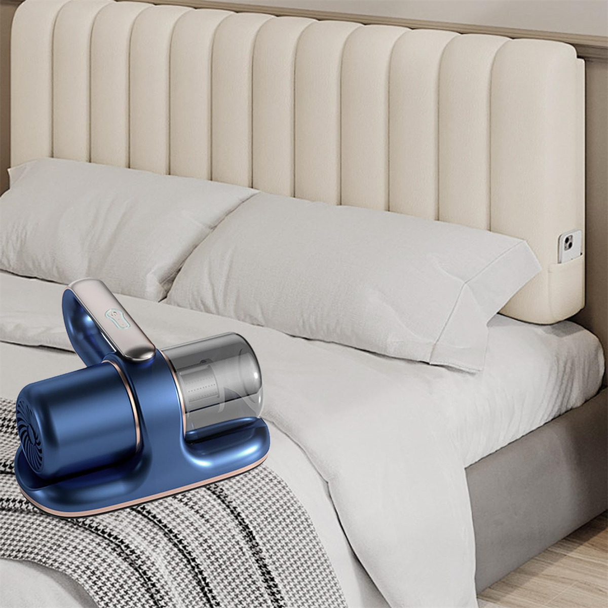 Ein blau-goldener Mini-Staubsauger auf einem Bett mit weißen Kissen und Kopfteil.