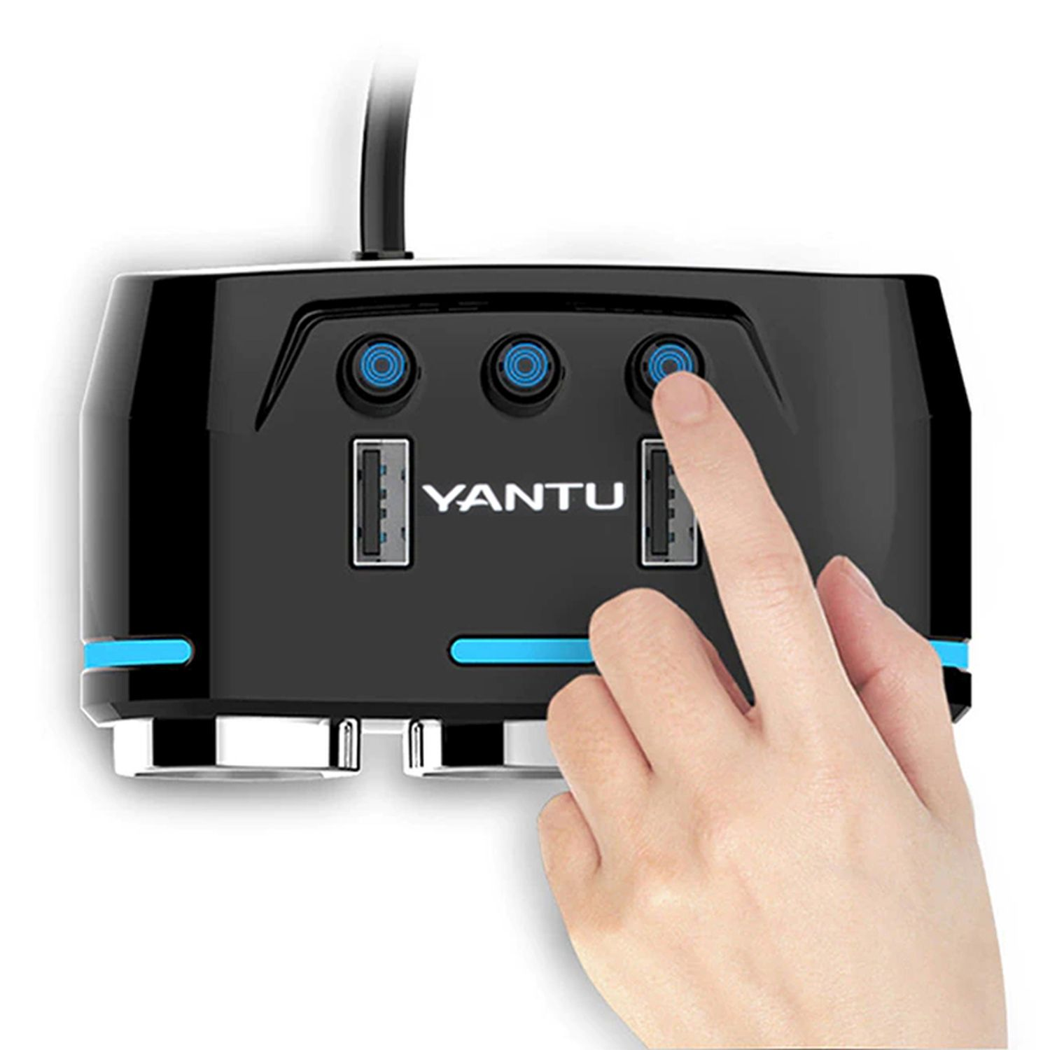 Schwarzer Power-Hub mit USB-Anschlüssen, eine Hand berührt eine Taste, blaue Lichter.