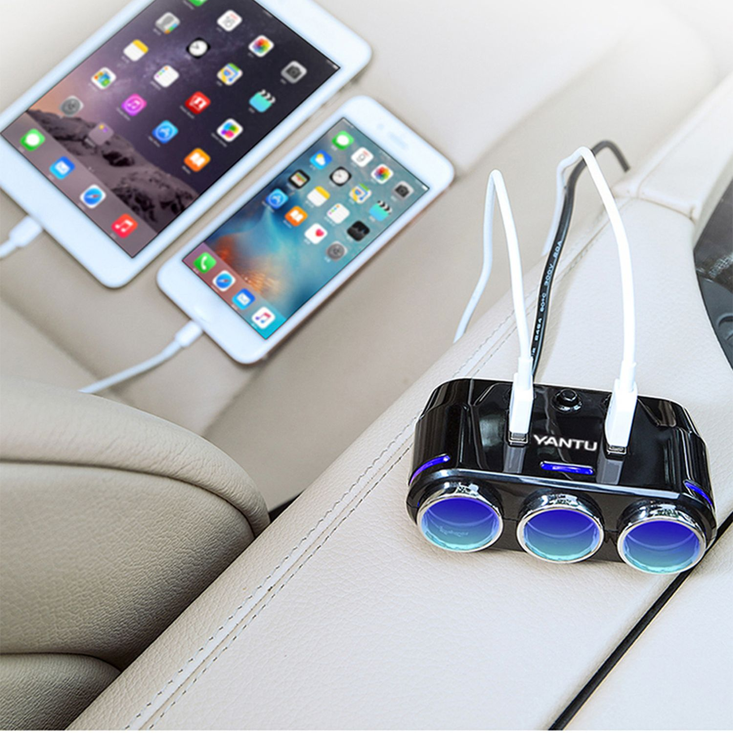 Ein Autoladegerät mit drei USB-Anschlüssen und zwei Telefonen.