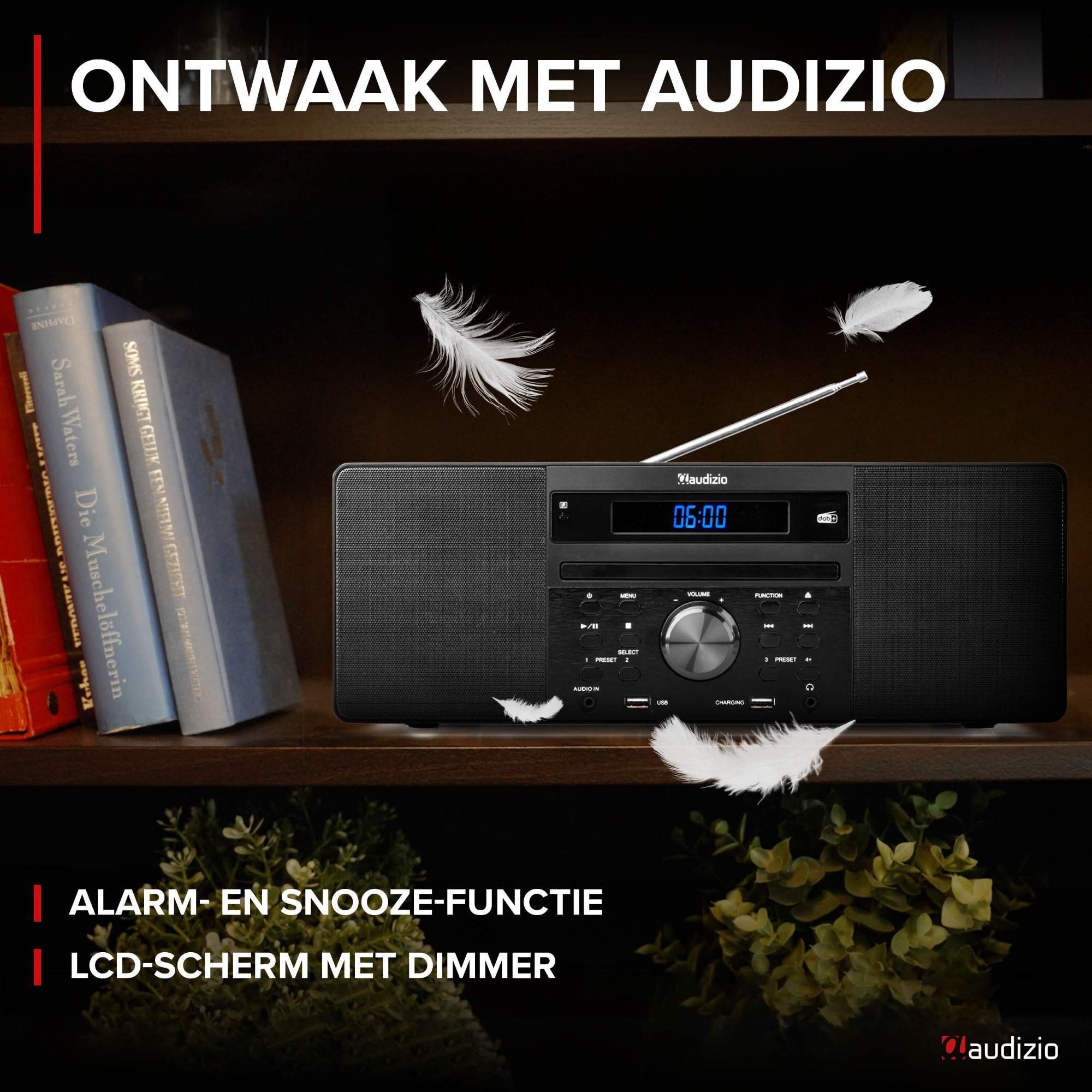 Ein schwarzes Radio auf einem Regal mit Büchern und Federn. Text sagt: „Wach auf mit Audizio.“