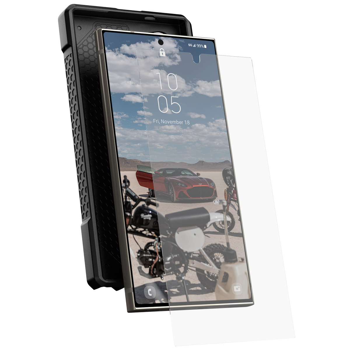 Telefoon in hoesje met schermbeschermer, toont een auto op een woestijnweg en andere voertuigen.