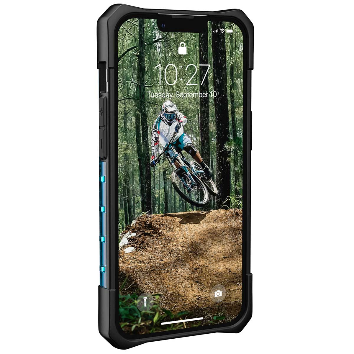 Ein Telefon in einer schwarzen Hülle. Der Bildschirm zeigt einen Radfahrer, der durch einen Wald fährt.