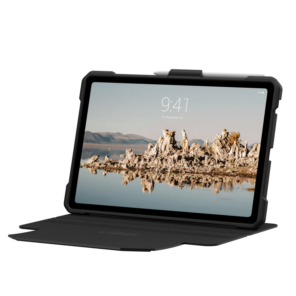 Ein schwarzes Tablet in einer Hülle, mit einem Stift und einer Berglandschaft auf dem Bildschirm.