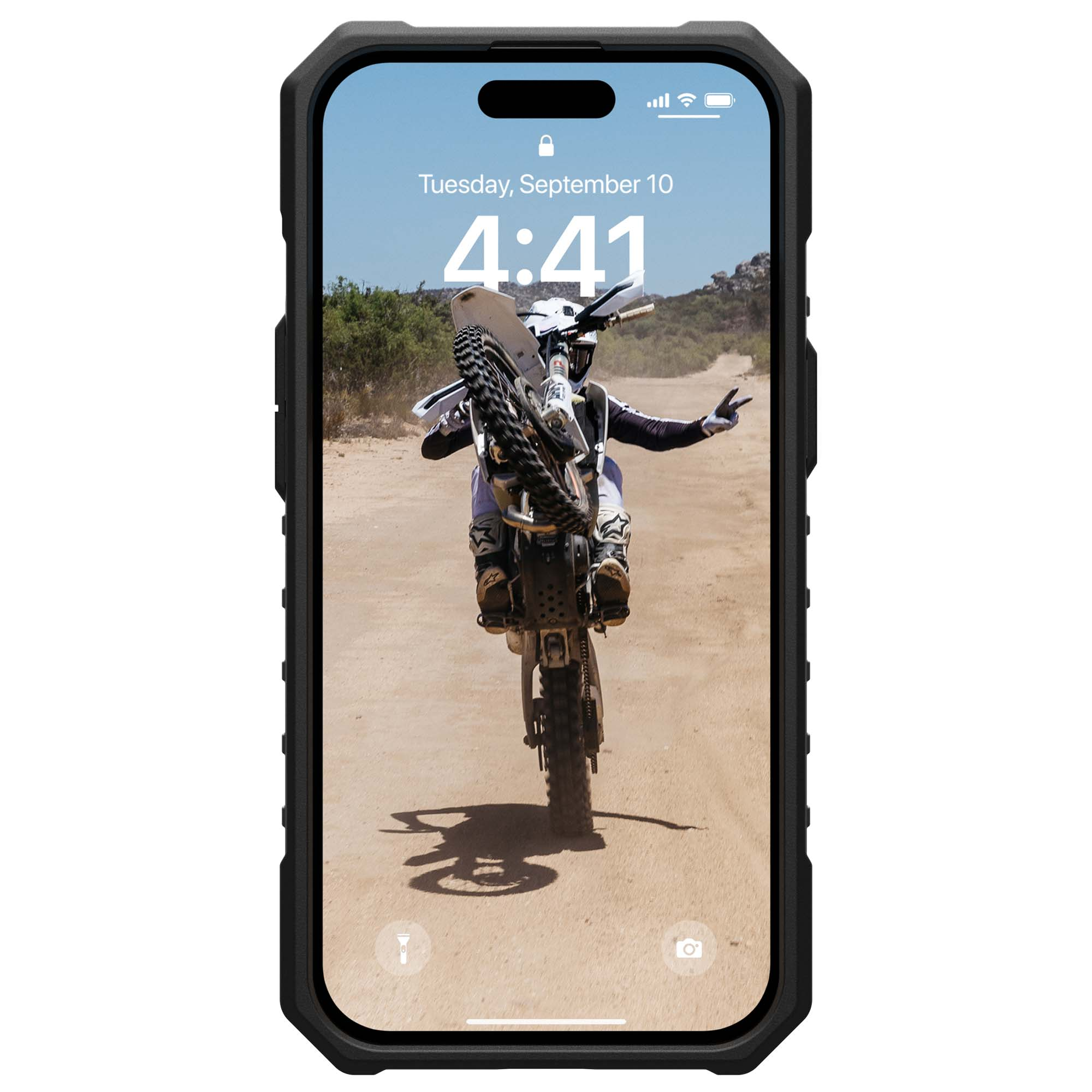 Un telefono mostra un'acrobazia in moto con una custodia protettiva nera.