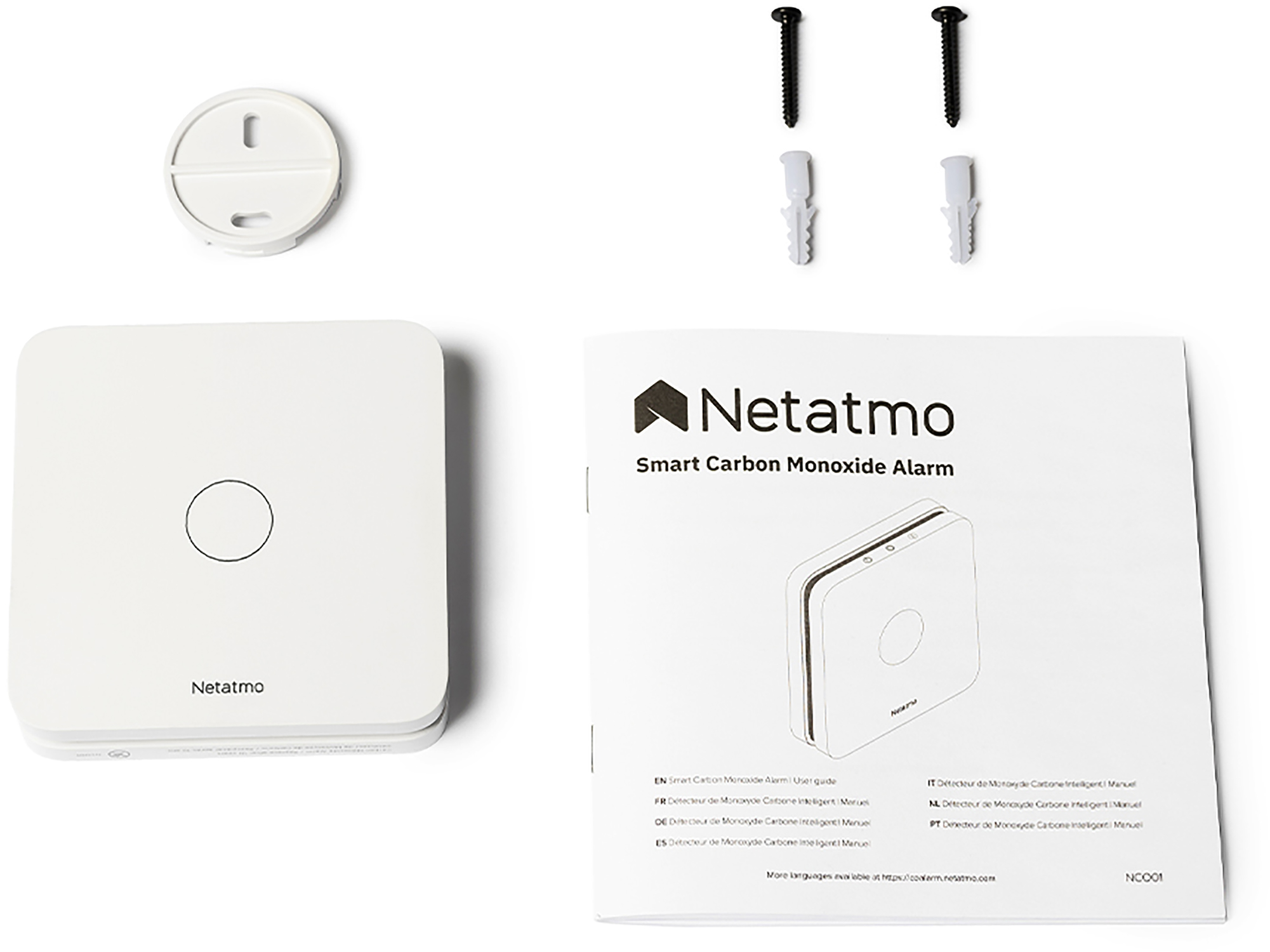Ein intelligenter Kohlenmonoxid-Alarm von Netatmo und Zubehör liegen zusammen mit einer Anleitung auf einer weißen Oberfläche.