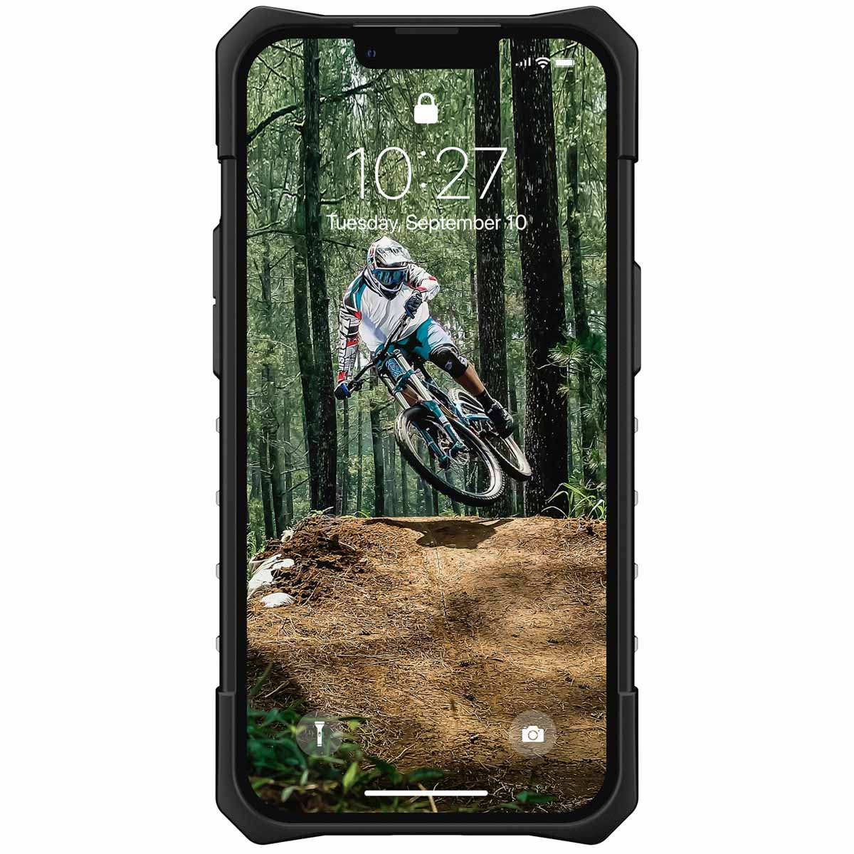 Ein Telefon, das einen Mountainbiker zeigt, der in einem Wald springt. Das Telefon ist in einer Hülle.