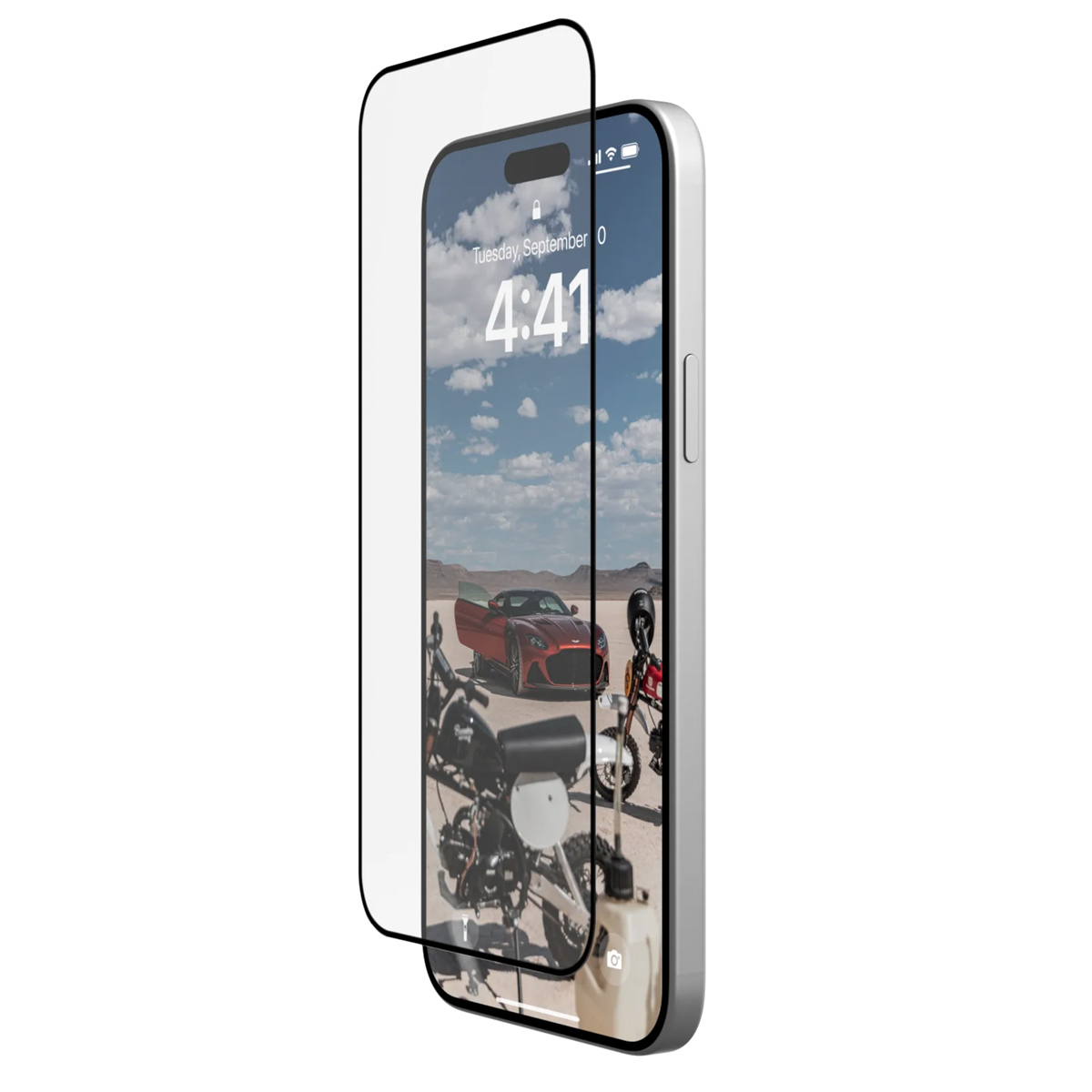 Een telefoon met een aangebrachte schermbeschermer met een auto en motorfietsen. Op een witte achtergrond.