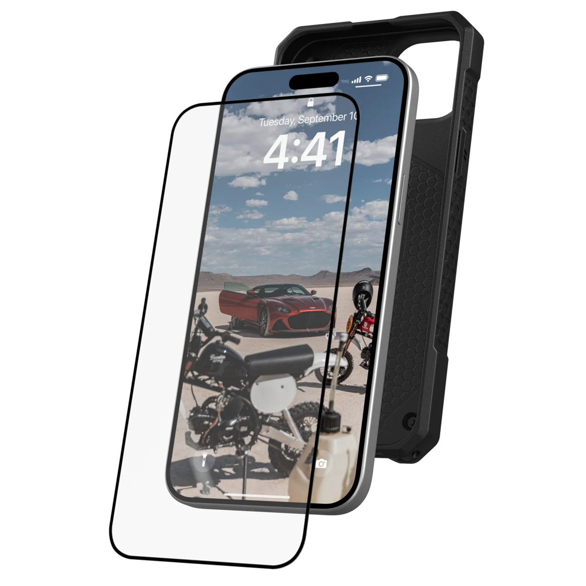 iPhone met een schermbeschermer. Op de achtergrond een rode auto en twee motorfietsen.