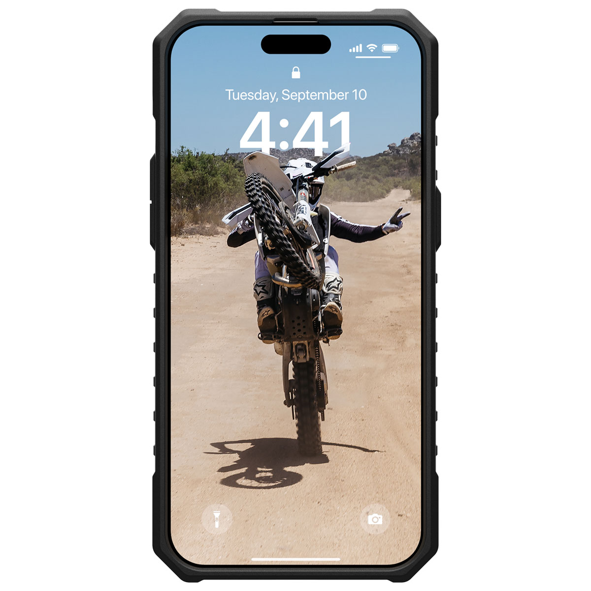 Smartphone in custodia nera con motociclista che fa un'impennata su una strada sterrata.