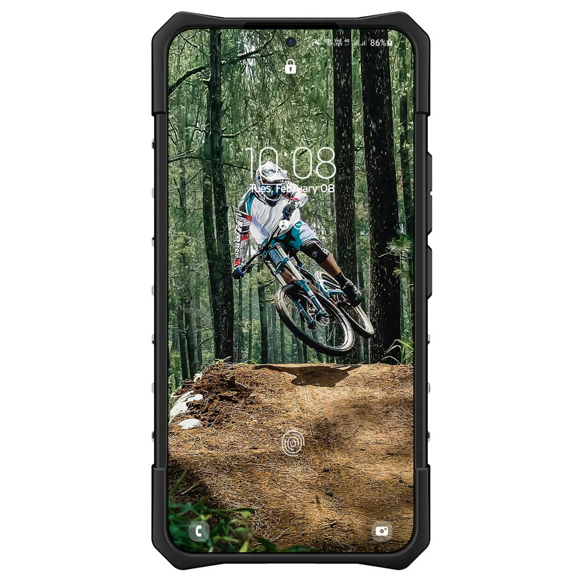 Smartphone met een mountainbiker in de lucht in een bos, met een zwarte beschermhoes.