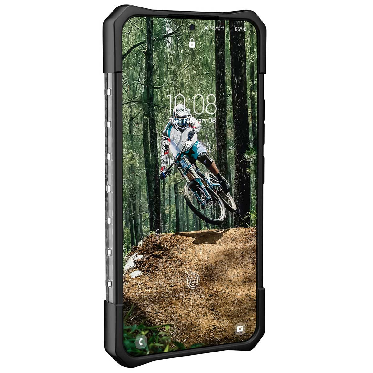 Een telefoon in een zwart hoesje, met een fietser op een mountainbike in een bos.