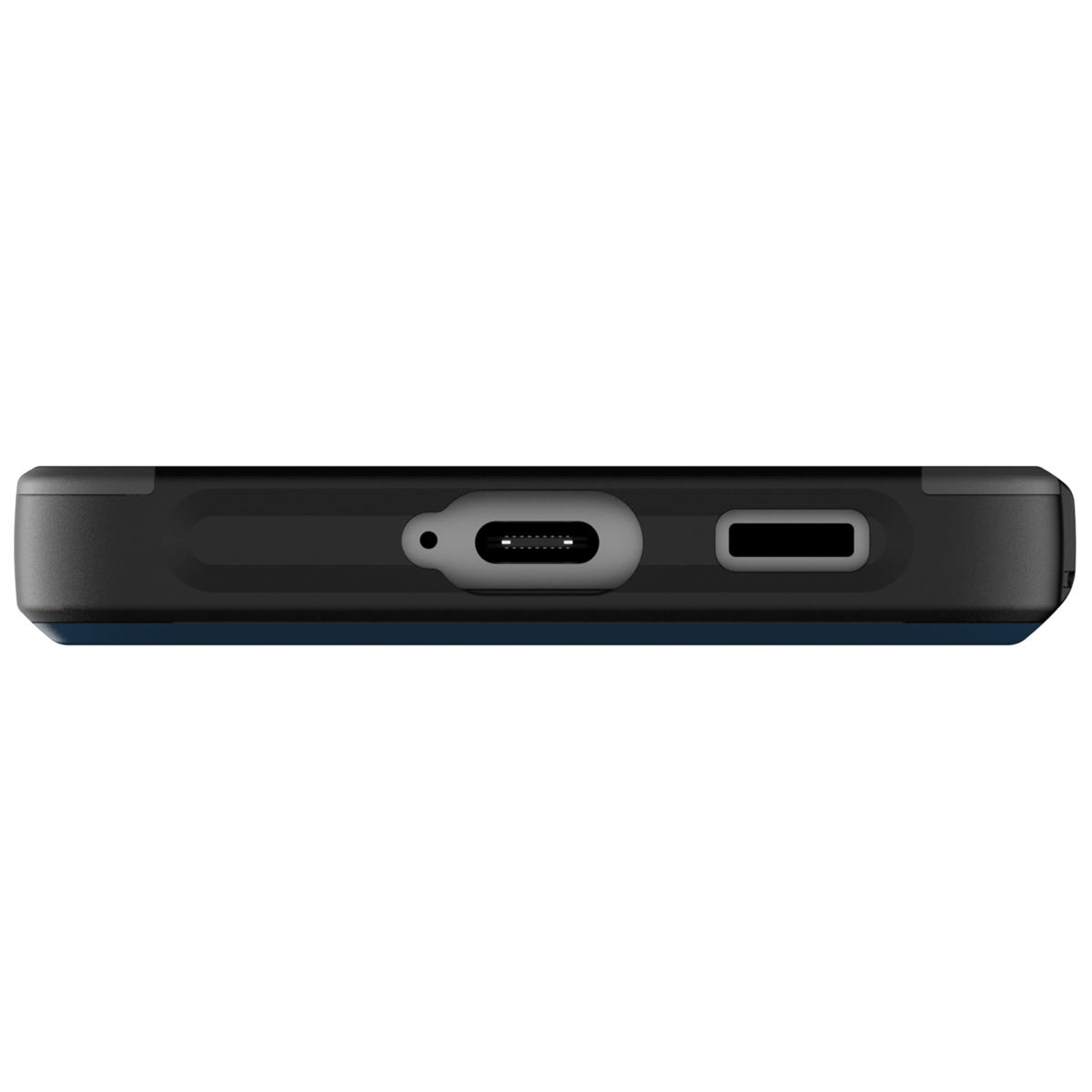 Zwarte telefoonhoes met poorten en een USB-C-poort aan de onderkant in een donkerblauwe omtrek.