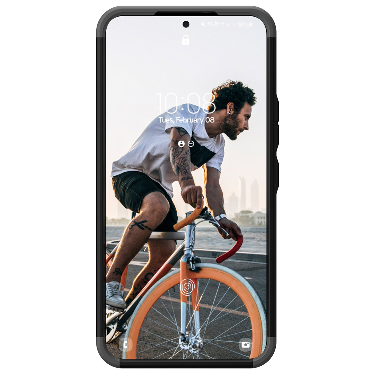 Een man fietst. Het telefoonscherm toont datum en tijd.