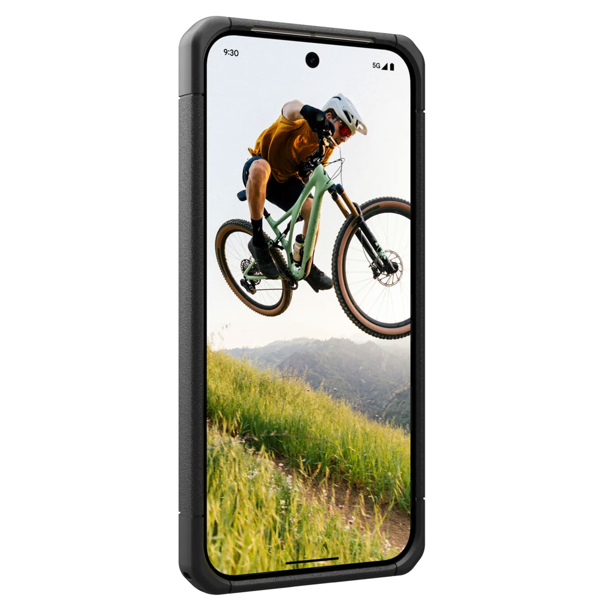 Ein Telefon mit einem Mountainbiker auf dem Bildschirm. Das Telefon hat eine schwarze Hülle. Grünes Gras im Hintergrund.