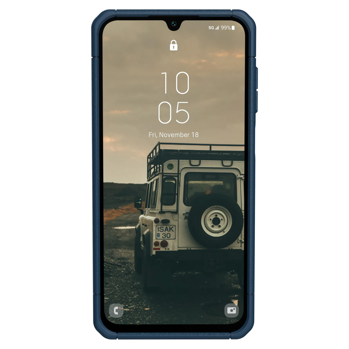 Smartphone in blauem Gehäuse, zeigt Sperrbildschirm mit weißem Auto auf Straße.