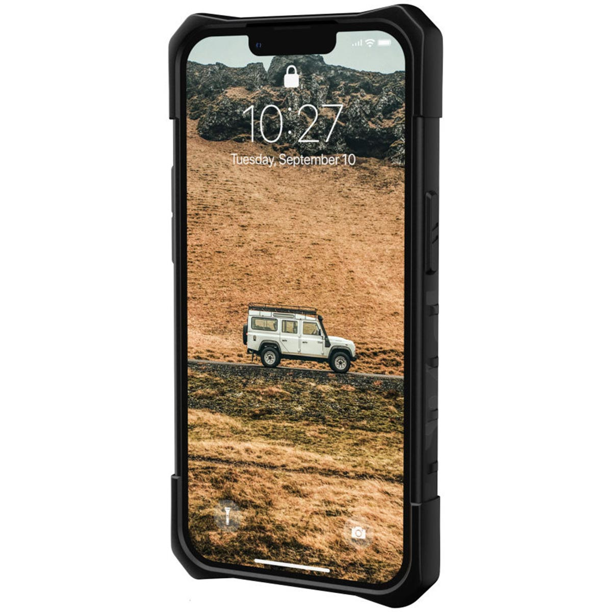 Telefon in schwarzer Schutzhülle, zeigt eine Landschaft mit Auto, auf weißem Hintergrund.