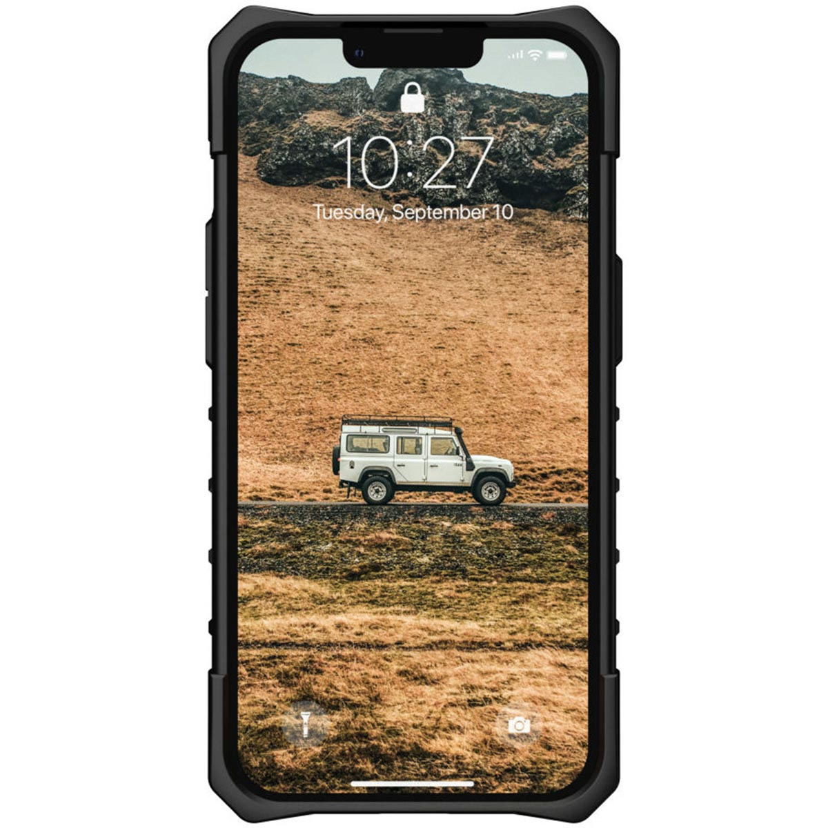 Der Telefonbildschirm zeigt eine Landschaftsszene mit einem weißen Fahrzeug im Vordergrund.