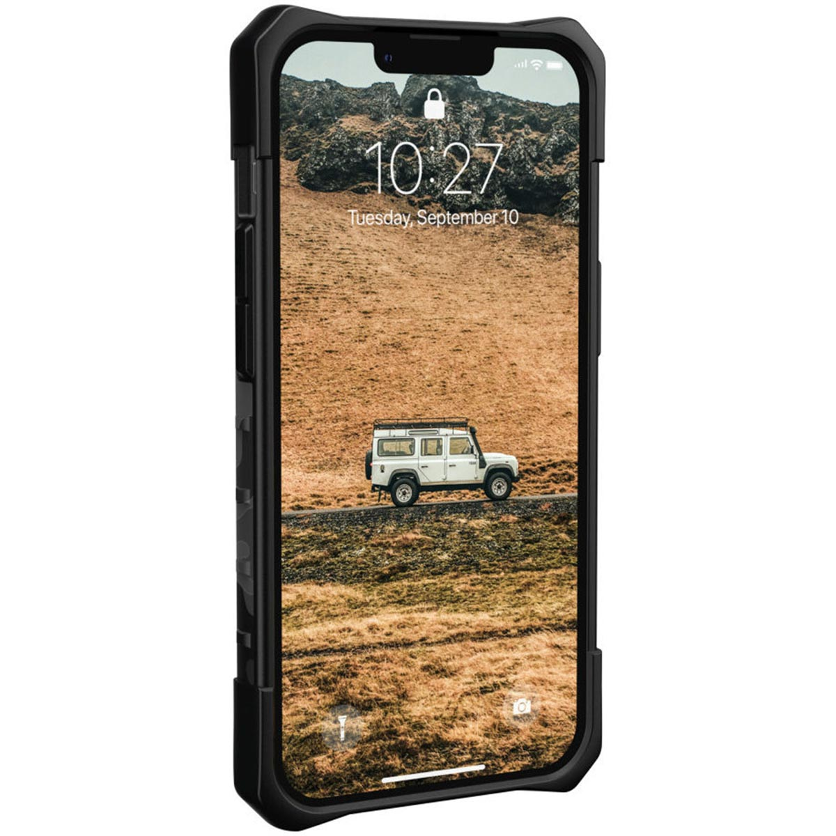 iPhone in schwarzer Hülle, zeigt Berglandschaft und die Uhrzeit.