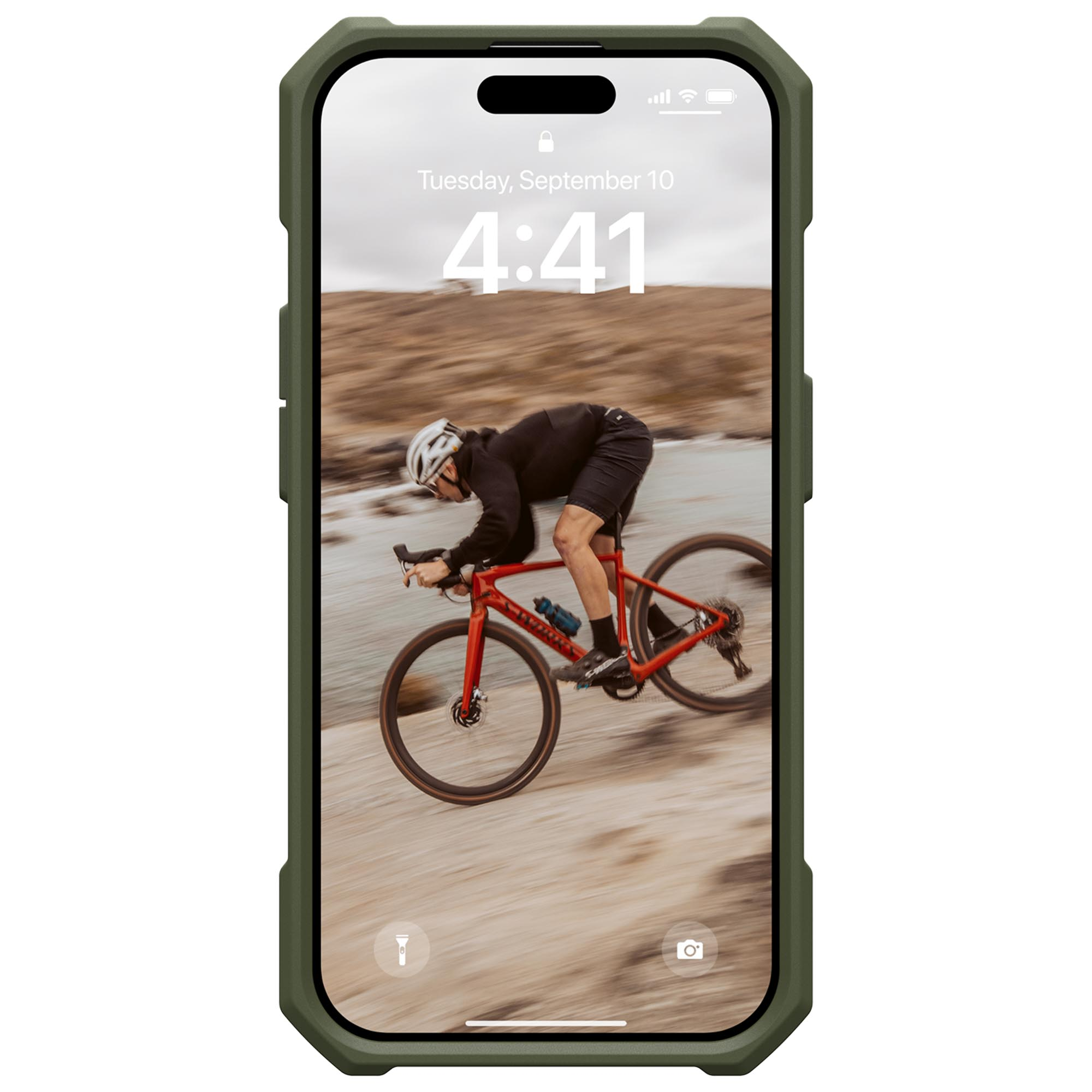 Un teléfono con una funda robusta, que muestra a un ciclista montando una bicicleta roja cerca del agua.