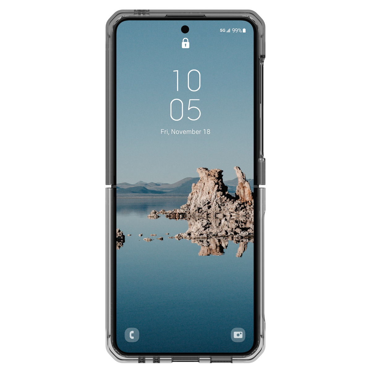 Een telefoon met een hoesje, waarop de tijd en een landschapsbeeld met rotsformaties te zien zijn.