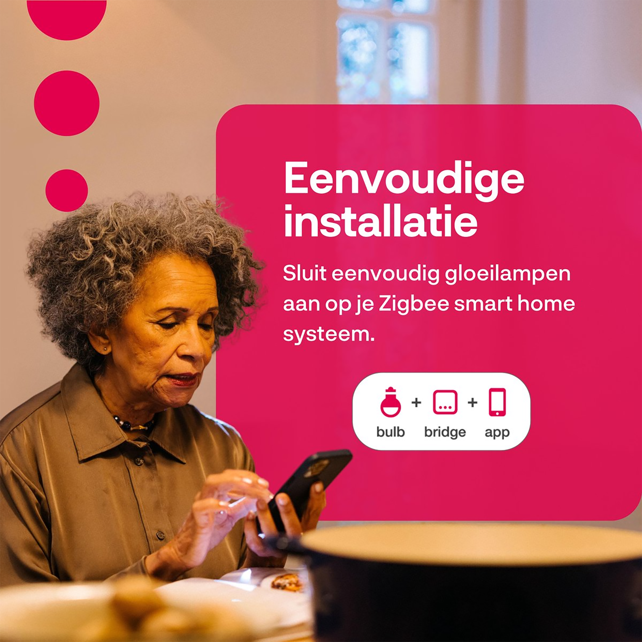 Une femme âgée utilise un smartphone. Le texte dit : Installation simple. Affiche les icônes d'ampoule, de pont et d'application.