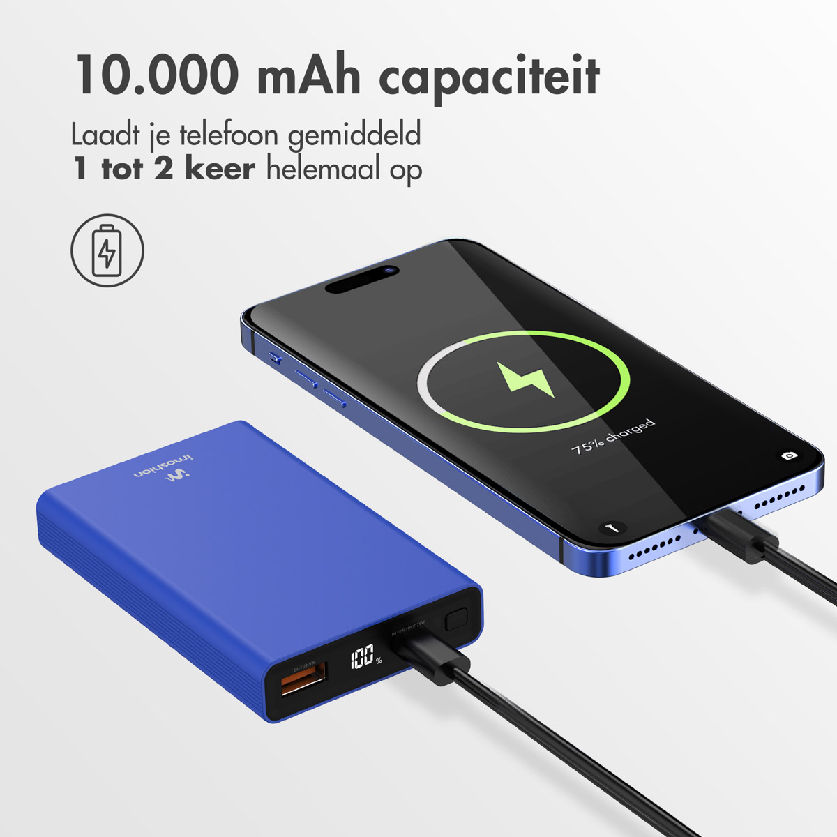 Batterie externe bleue chargeant un téléphone. Le téléphone affiche 75% chargé. 10 000 mAh.