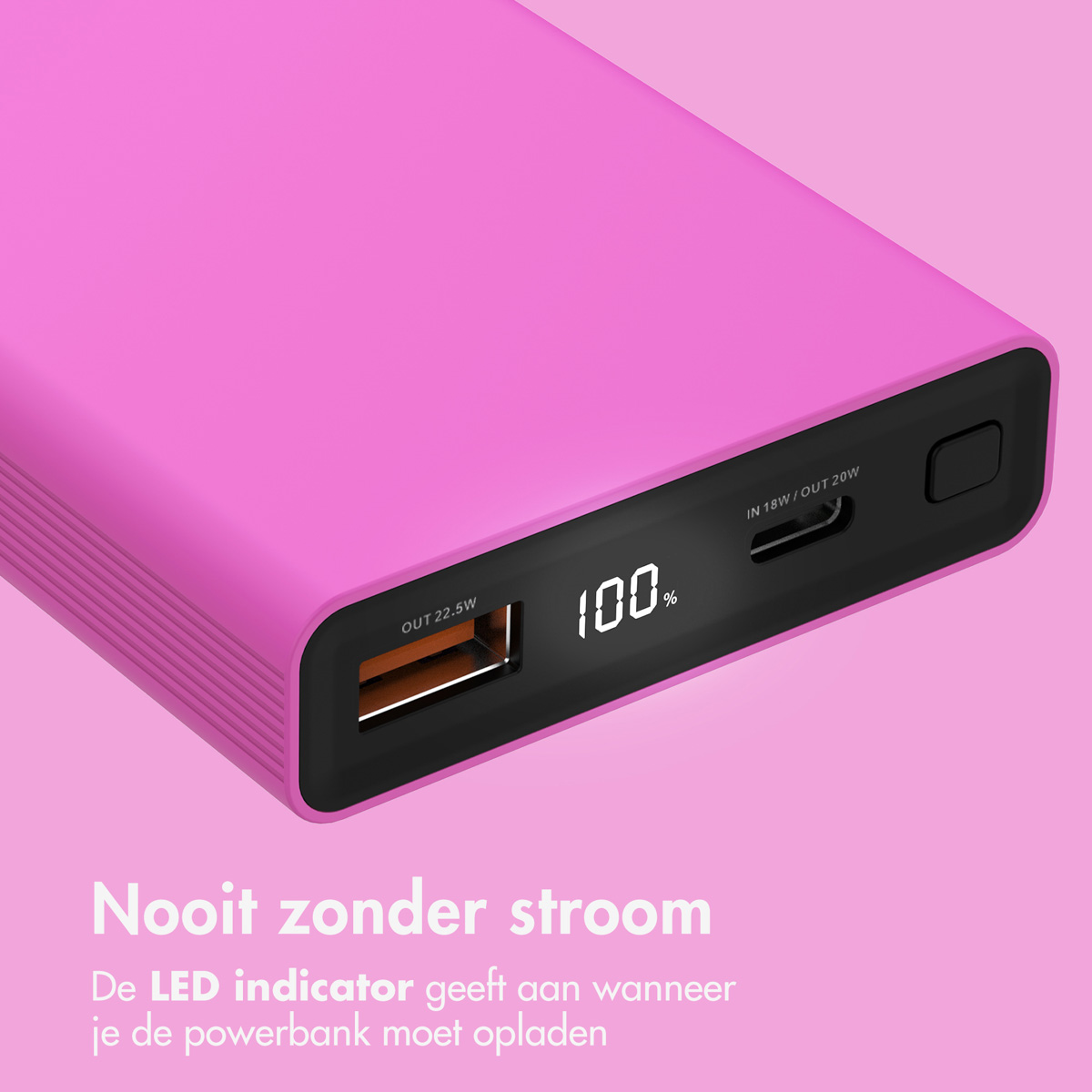 Une batterie externe rose avec un affichage numérique indiquant 100 %, et du texte sur l'indicateur LED.