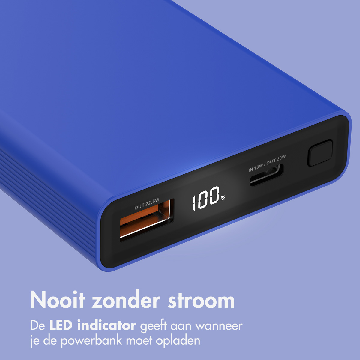 Batterie externe bleue avec un écran affichant 100 %. Elle possède un port USB-C et un port USB-A.
