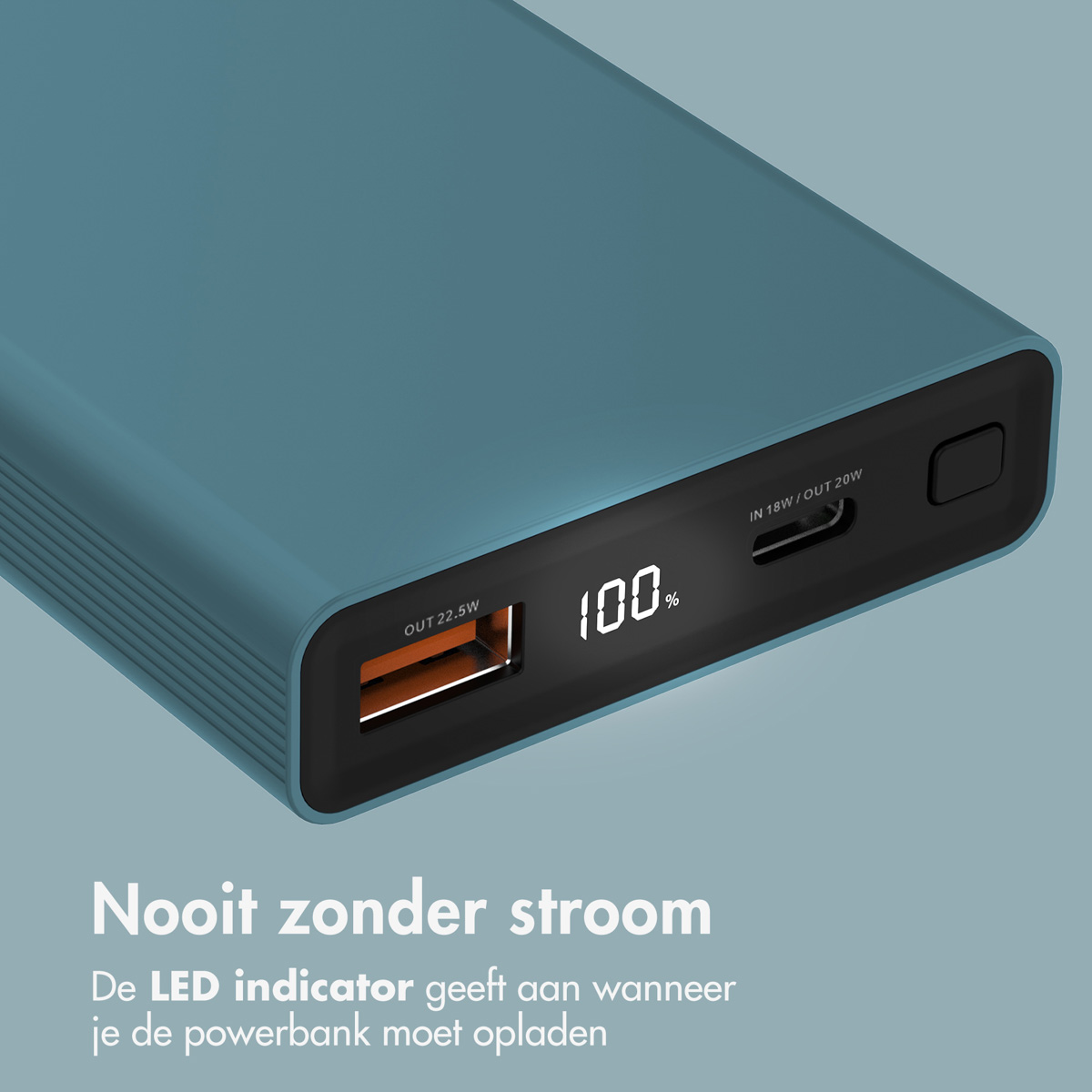 Une batterie externe sarcelle avec un affichage numérique indiquant 100 %, et du texte sur l'indicateur LED.
