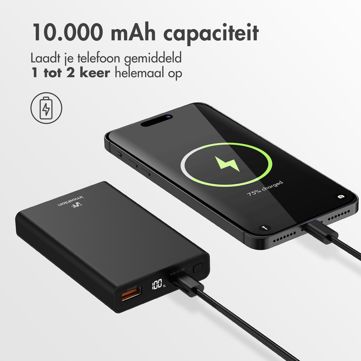 Batterie externe noire chargeant un téléphone. Le téléphone affiche 7,5%. Batterie externe 100%.