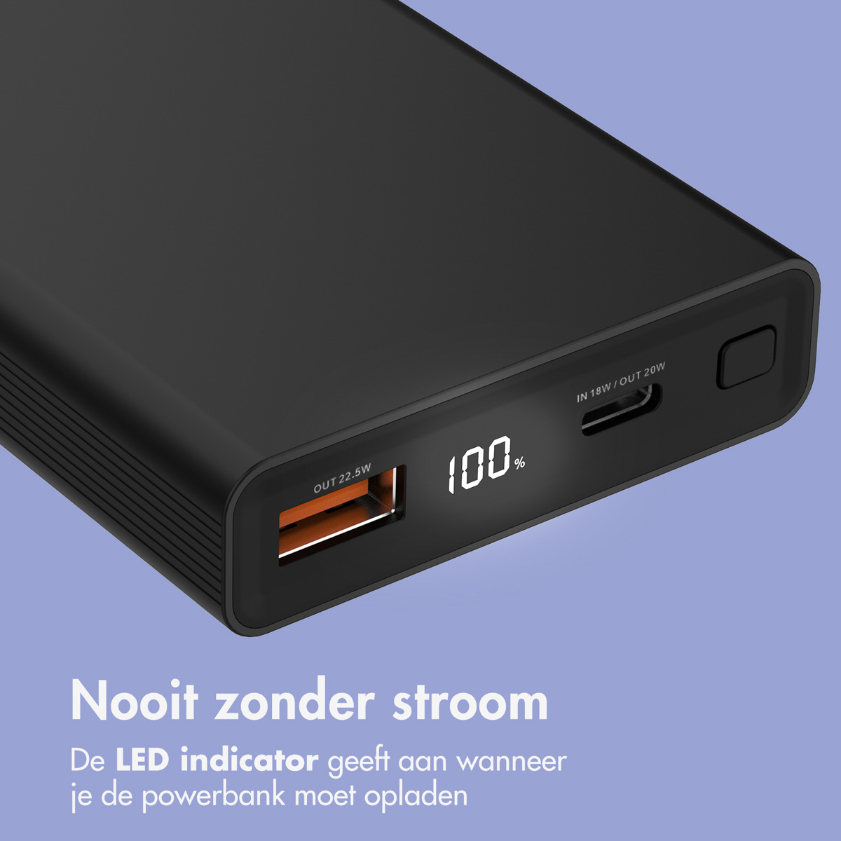 Gros plan d'une batterie externe noire avec l'indicateur LED à 100%.
