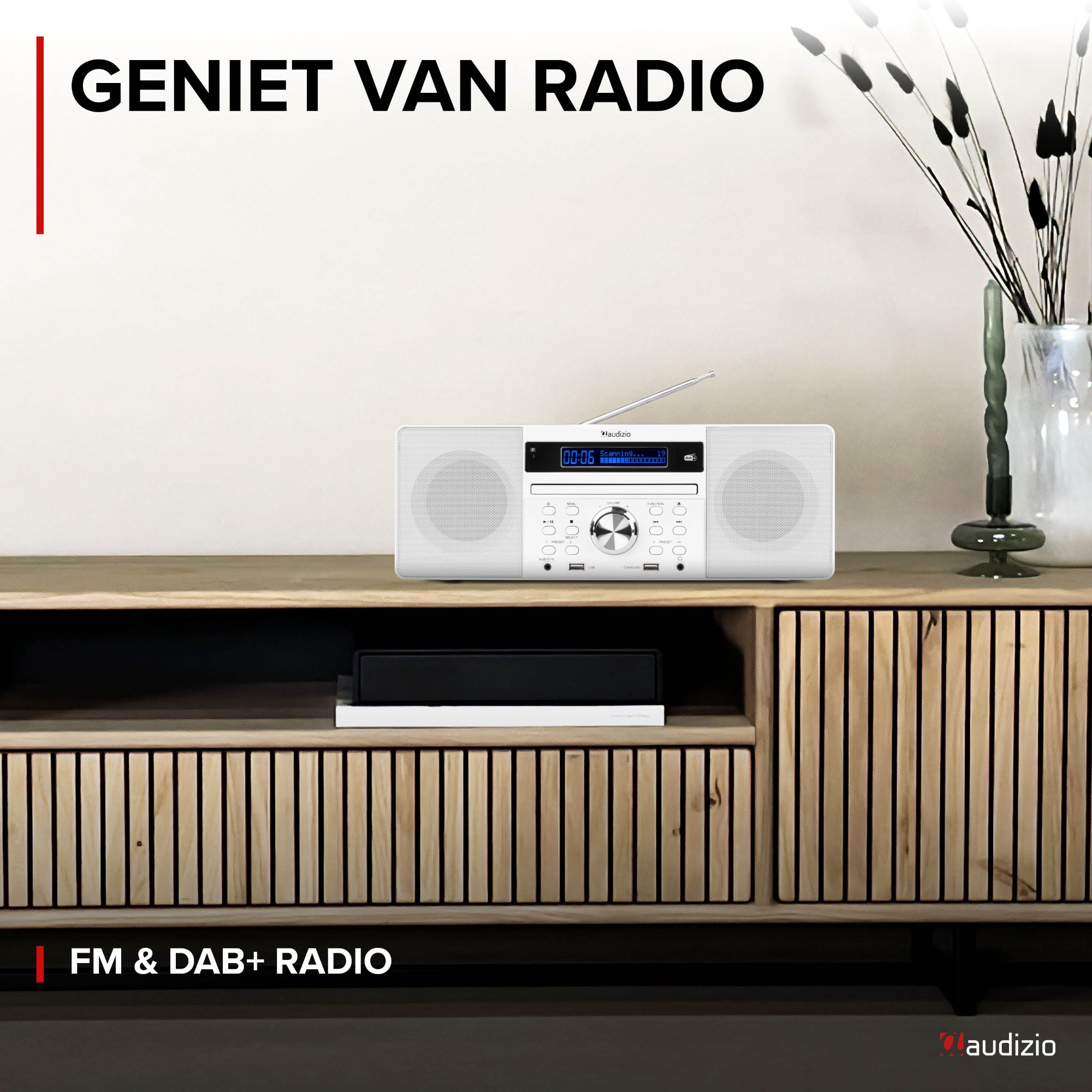 Weißes Radio auf einem Holzschrank. Text: 'GENIET VAN RADIO', 'FM & DAB+ RADIO'.