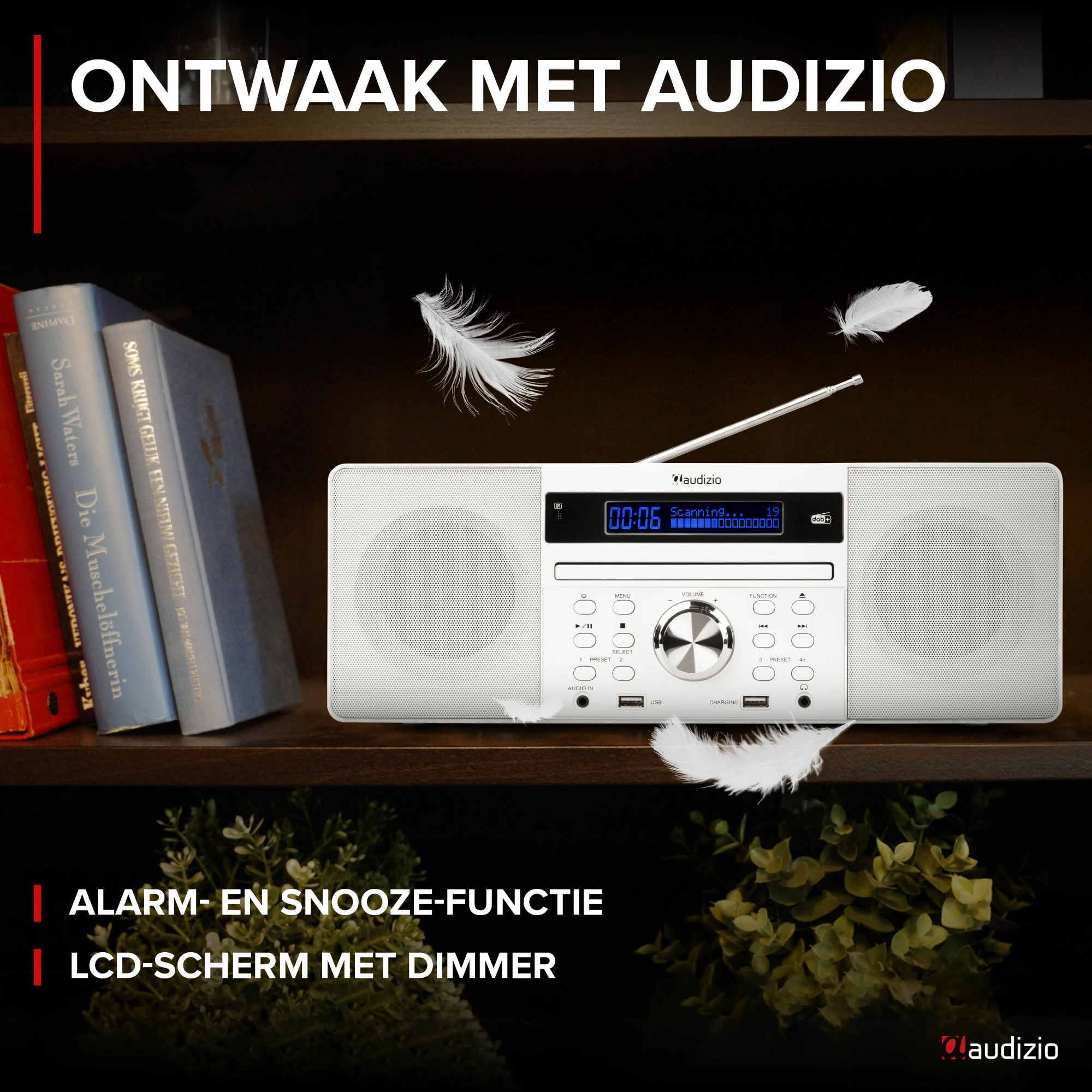Weißes Radio auf einem Regal mit Büchern. Federn schweben darum. Text: Ontwaak met audizio.