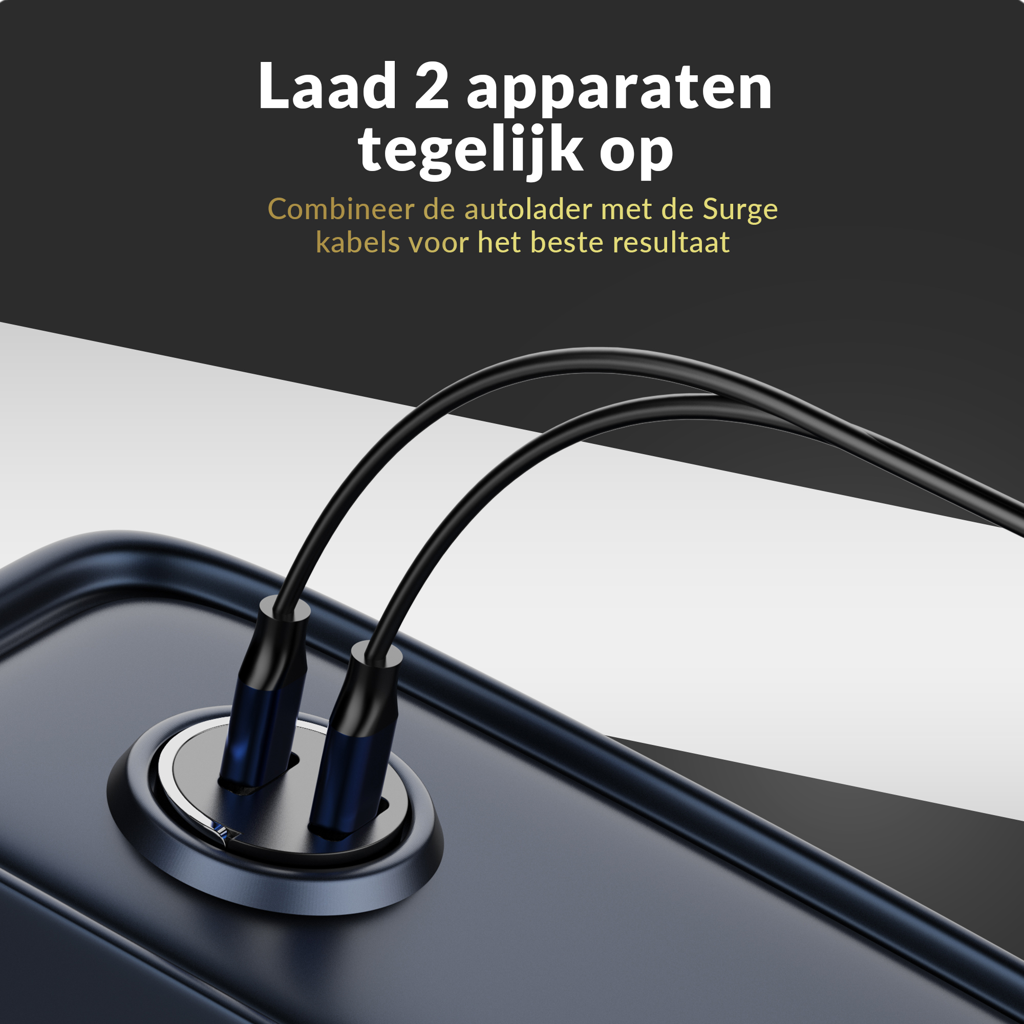 Zwarte autolader met twee USB-kabels aangesloten, die twee apparaten tegelijkertijd oplaadt.