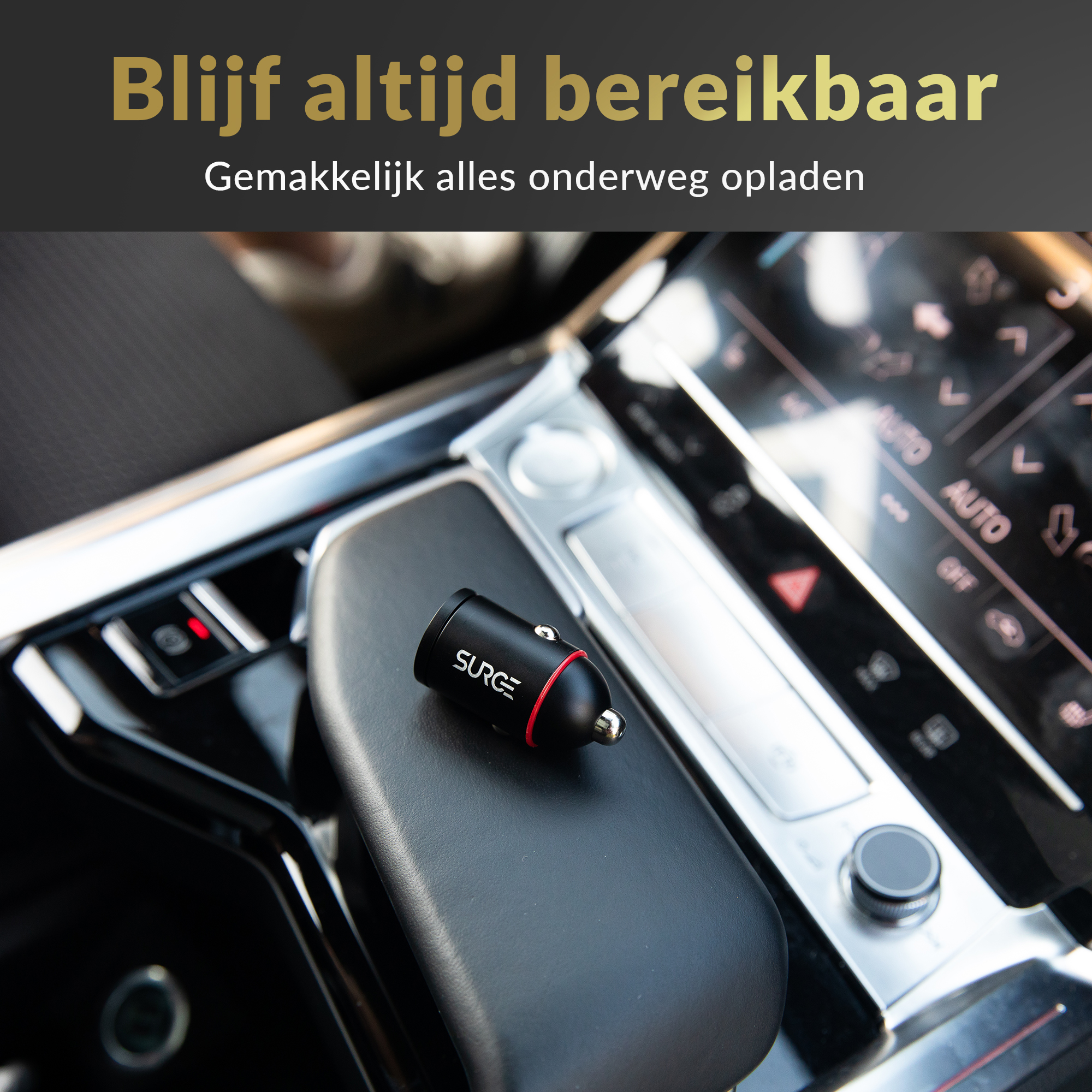 Zwarte en rode autolader in een auto. Tekst bovenaan. Auto-interieur op de achtergrond.