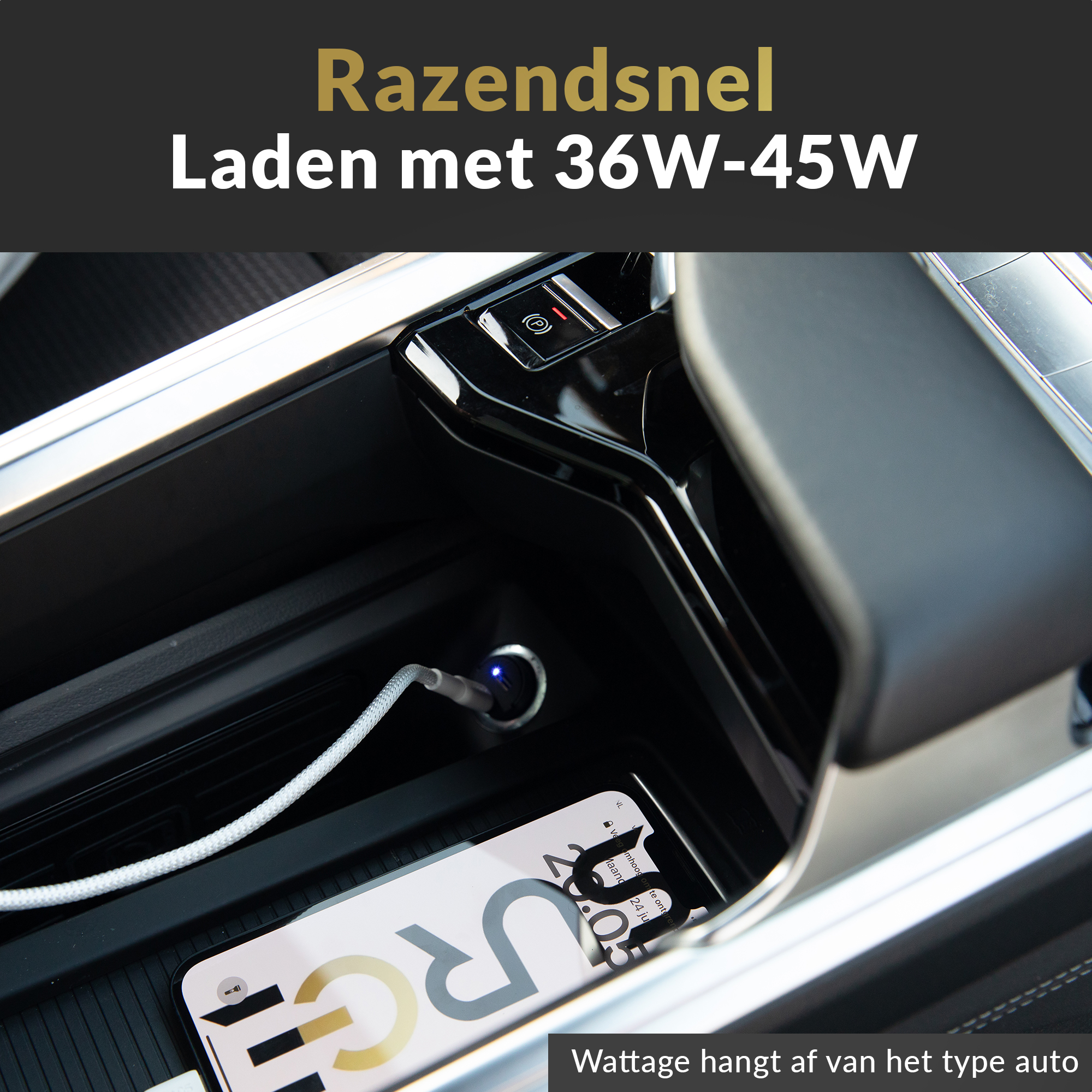 Telefoon in de auto aan het opladen, met console op de achtergrond.