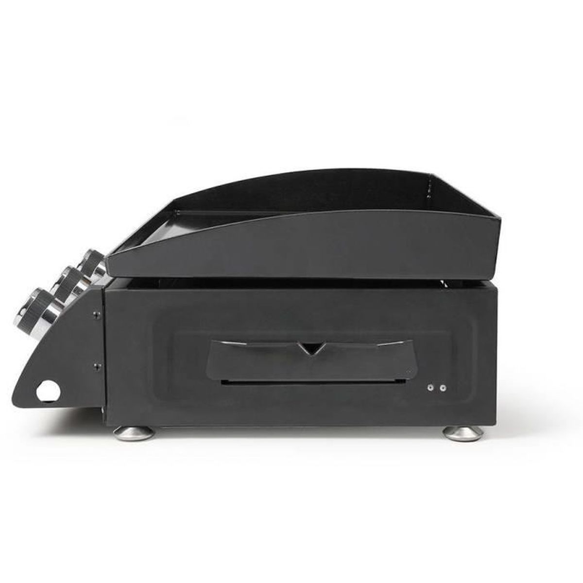Ein schwarzer Grill mit flacher Oberseite. Es hat Bedienelemente an der Seite und steht auf weißem Untergrund.