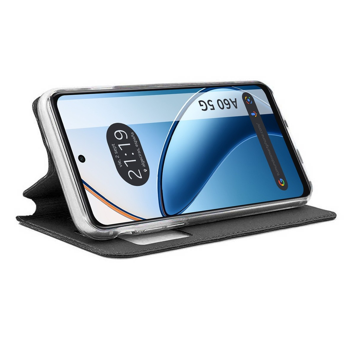 Un smartphone en una funda negra, abierto para mostrar la pantalla con la hora y la ubicación.