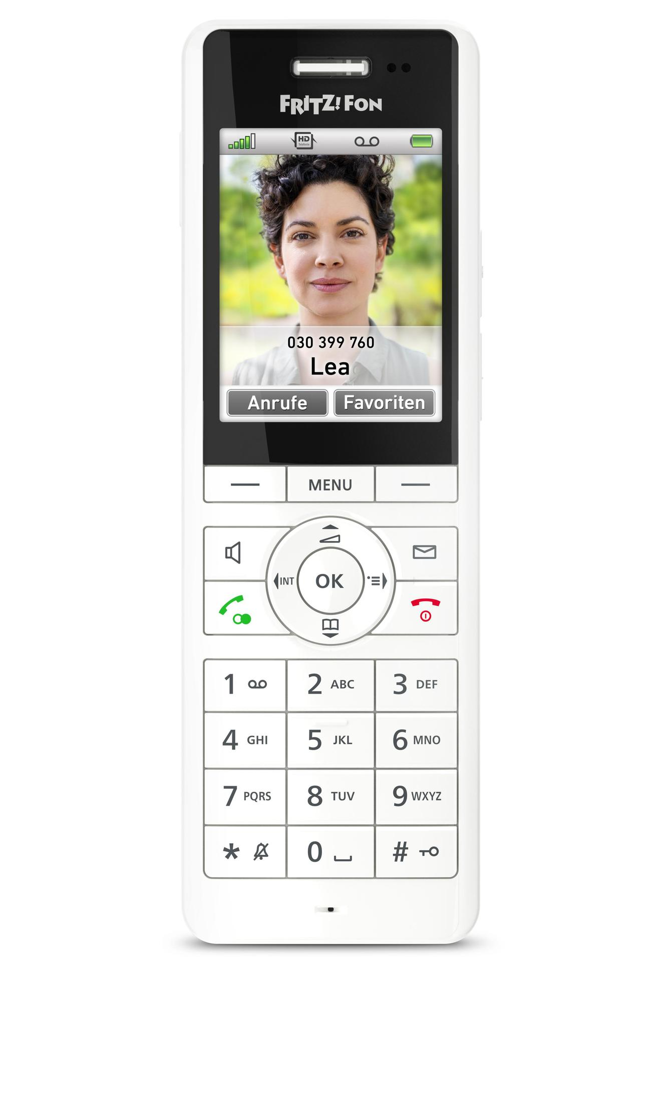 Téléphone sans fil blanc avec un écran montrant une femme. Les boutons incluent un menu, OK et touches numériques.