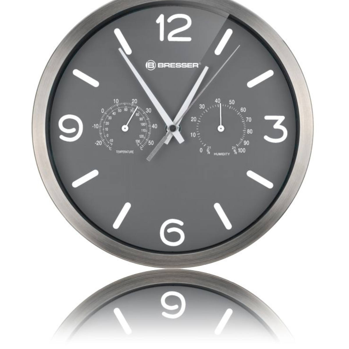 Silbergerahmte Uhr mit dunkelgrauem Zifferblatt, das Zeit, Temperatur und Luftfeuchtigkeit anzeigt.