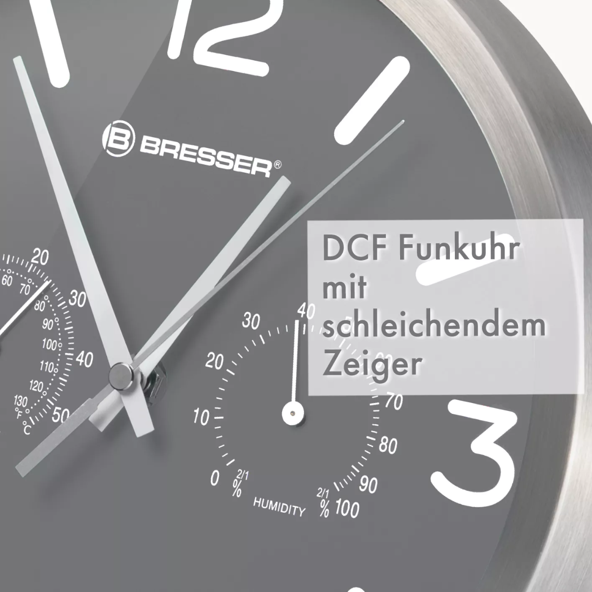 Nahaufnahme einer Bresser-Uhr, die Zeit, Temperatur und Luftfeuchtigkeit anzeigt. Die Uhr ist grau.