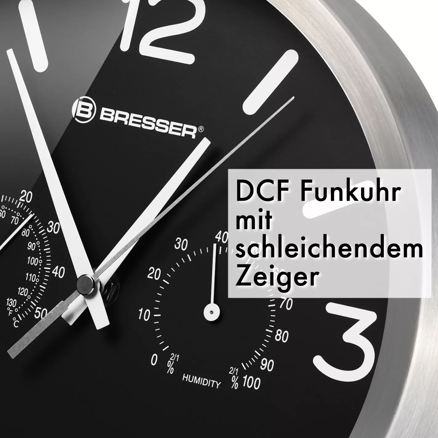 Nahaufnahme einer schwarz-silbernen Uhr. Zeigt Zeit und Luftfeuchtigkeit. Text: "DCF Funkuhr".