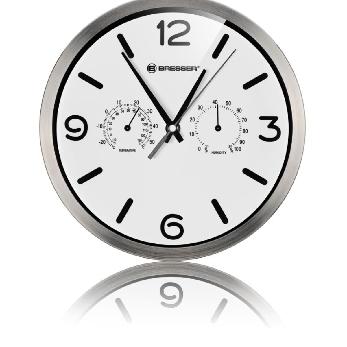 Silber gerahmte Wanduhr mit schwarzen Ziffern und Zeigern, Temperatur und Luftfeuchtigkeit anzeigend.