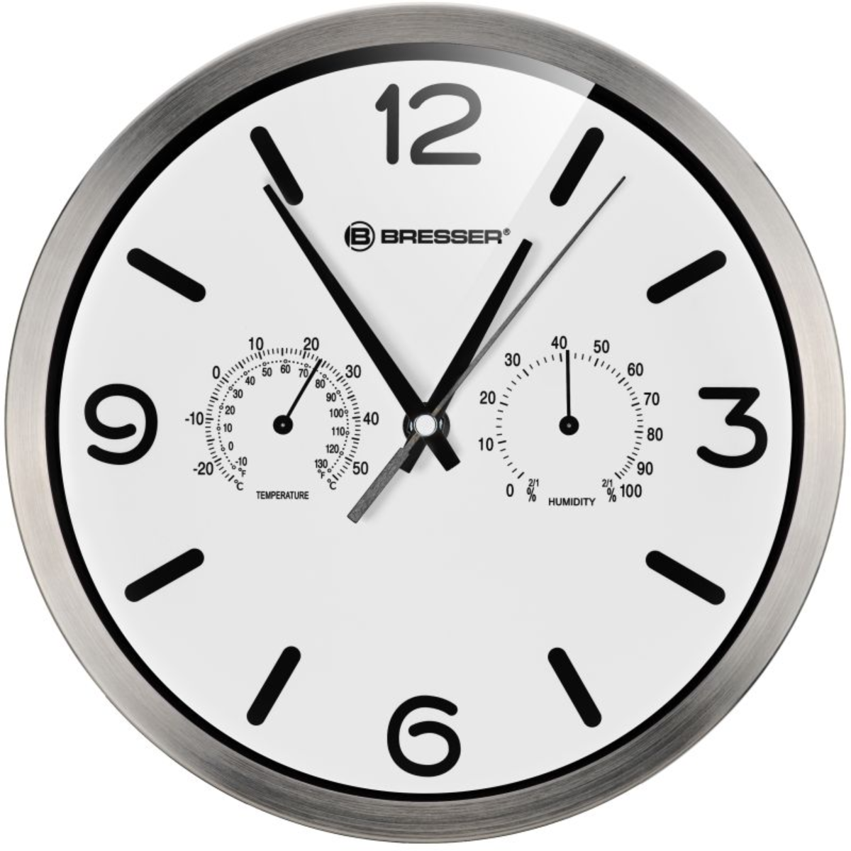 Eine runde Wanduhr mit weißem Zifferblatt, schwarzen Zahlen und Temperatur- und Feuchtigkeitsmessern.