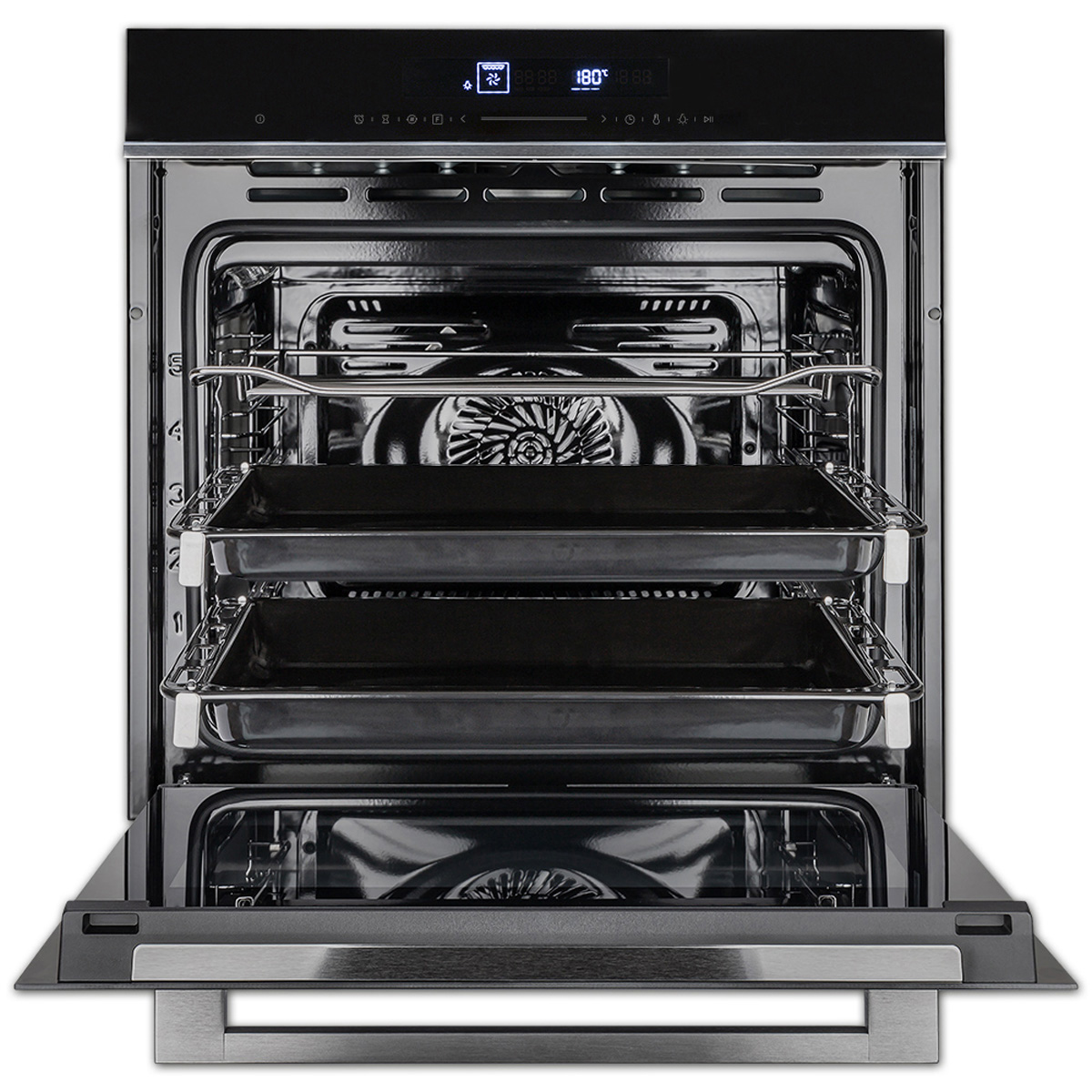 Backofen-Innenraum mit offener Tür, zeigt Roste, Tabletts und einen Ventilator. Das Bedienfeld ist sichtbar.