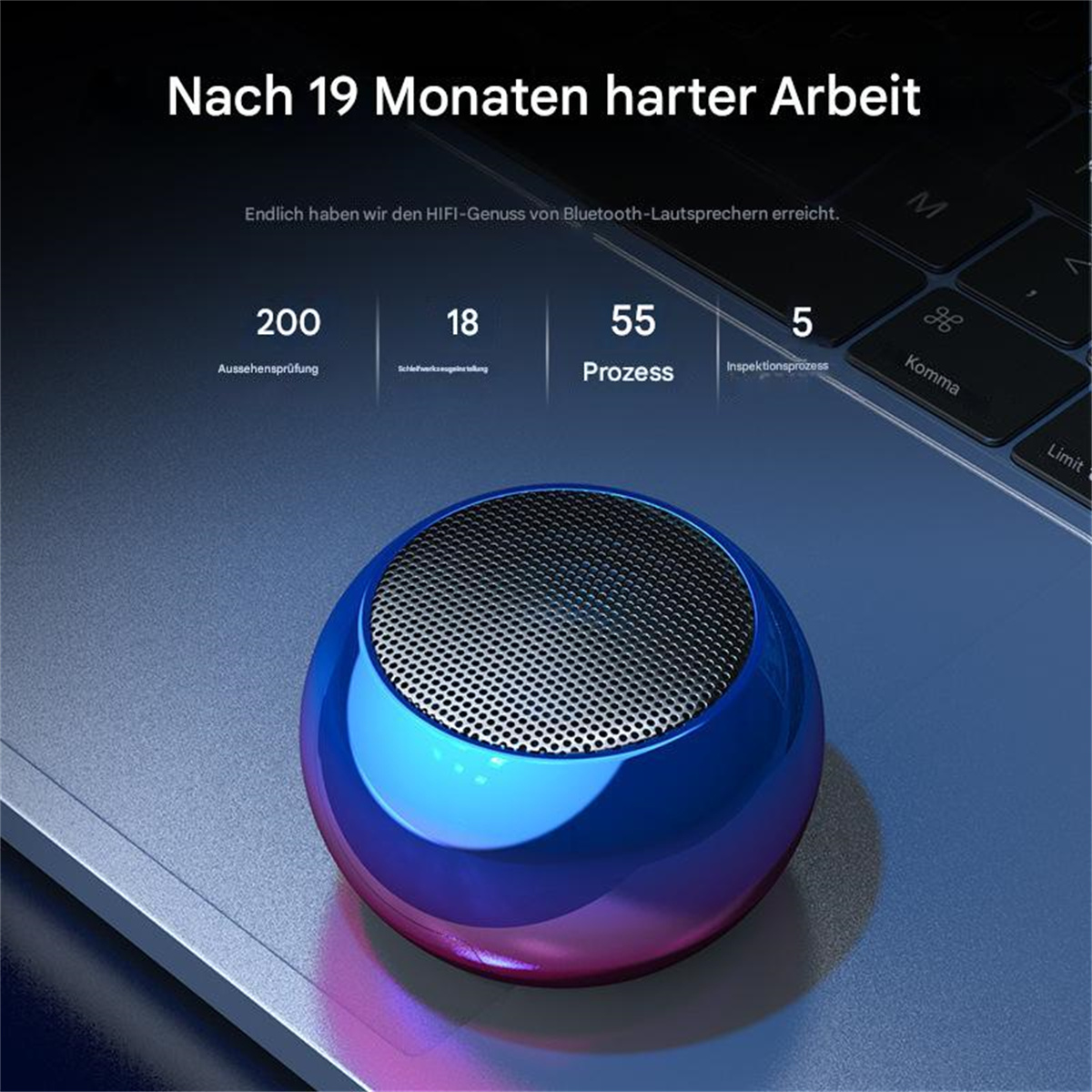 Kleiner blau-violetter Lautsprecher auf einem Laptop. Text über Arbeit. Weißer Hintergrund.