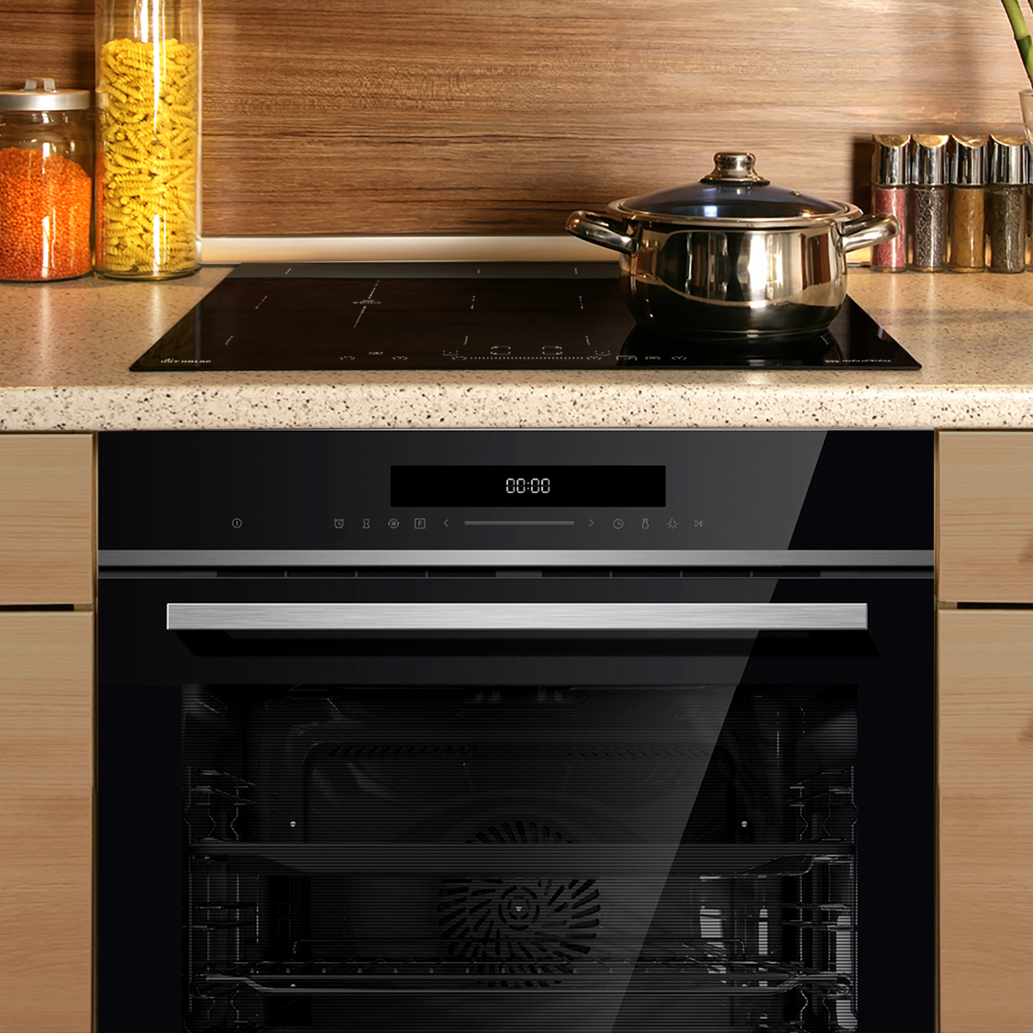 Eine Küchenszene mit Backofen, Herd und Topf. Gläser mit Lebensmitteln und Gewürzen sind sichtbar. Der Ofen zeigt 00:00 an.
