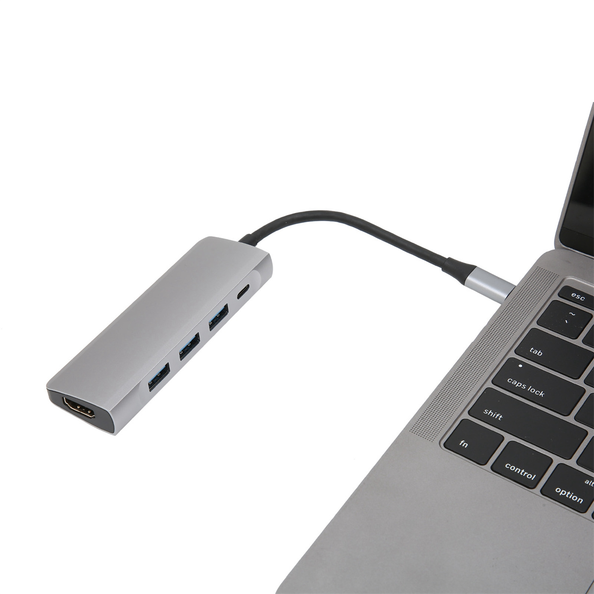 Silberner Hub, der mit einem Laptop verbunden ist. Der Hub hat Anschlüsse auf einer Seite.
