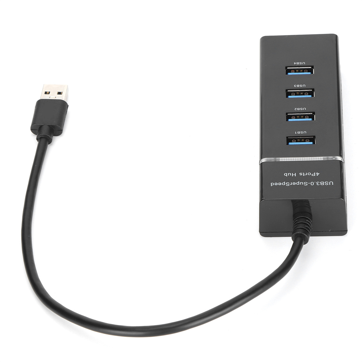 Ein schwarzer USB-Hub mit 4 USB-Anschlüssen und einem USB-Kabel. Der Hub befindet sich auf einer weißen Oberfläche.